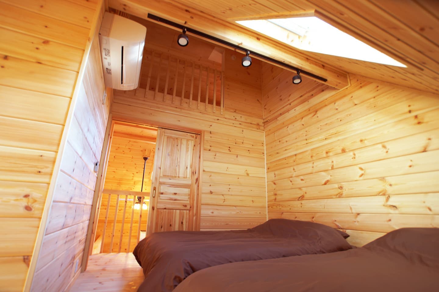 木のぬくもりある寝室